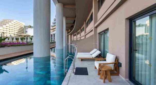 تراس اتاق Swim Up هتل میراکل ریزورت با دسترسی مستقیم به استخر