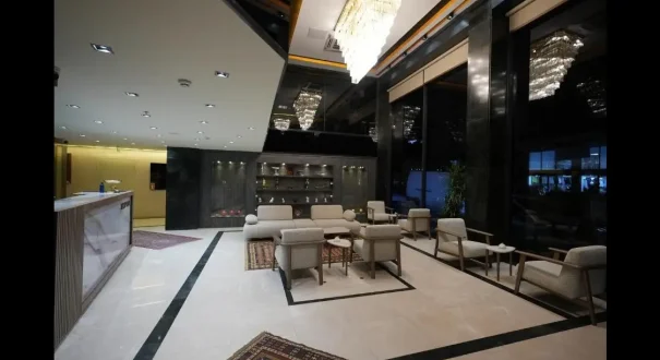 نمای لابی مدرن هتل د نوا وان با مبلمان راحتی، میز پذیرش و دکوراسیون شیک داخلی