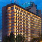 نمای شب ساختمان هتل آنی پلازا ایروان با نورپردازی نمای هتل