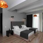 اتاق توئین هتل ال ام کلاب تفلیس با دو تخت یک‌نفره و دکوراسیون مدرن
