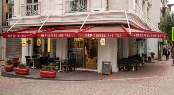 کافه Hep Coffee and Tea در هتل لو میراژ استانبول با فضای نشیمن بیرونی