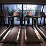 تردمیل‌های سالن بدنسازی هتل ال ام کلاب تفلیس با تجهیزات ورزشی مدرن
