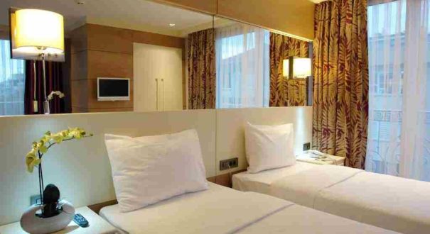اتاق تویین هتل لو میراژ استانبول با دو تخت مجزا و پنجره بزرگ