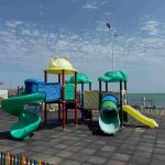 زمین بازی کودکان هتل سفایر مارین باکو با سرسره و وسایل بازی نزدیک ساحل