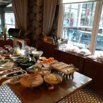 بوفه صبحانه هتل لو میراژ استانبول با پنیر، سبزیجات، میوه و خوراکی‌های متنوع