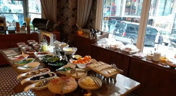 بوفه صبحانه هتل لو میراژ استانبول با پنیر، سبزیجات، میوه و خوراکی‌های متنوع