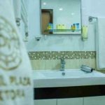 روشویی و آینه حمام هتل پلازا ویکتوریا ایروان
