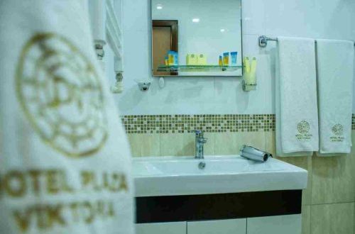روشویی و آینه حمام هتل پلازا ویکتوریا ایروان