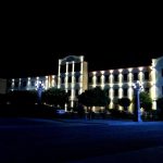 نمای بیرونی هتل پلازا ویکتوریا ایروان در شب با نورپردازی ساختمان
