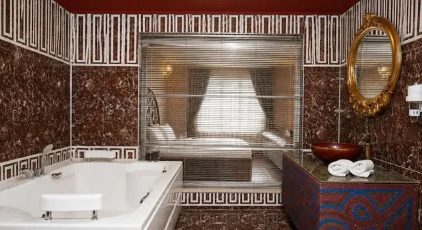 جکوزی اختصاصی سوئیت هتل ریفرم وان با فضای لوکس و نمای اتاق خواب