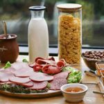 صبحانه هتل ال ام کلاب تفلیس با ژامبون، غلات و نوشیدنی