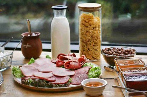 صبحانه هتل ال ام کلاب تفلیس با ژامبون، غلات و نوشیدنی