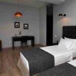 اتاق دو تخته هتل ال ام کلاب تفلیس با دو تخت مجزا و میز کار