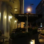 نمای شب ورودی هتل لو میراژ استانبول با تابلوی Hotel Le Mirage