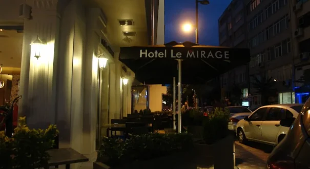 نمای شب ورودی هتل لو میراژ استانبول با تابلوی Hotel Le Mirage