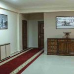 راهروی هتل پلازا ویکتوریا ایروان با دکوراسیون کلاسیک