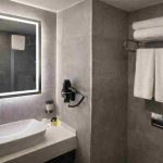 حمام اتاق هتل ریویا اسکوئر استانبول با روشویی و دوش شیشه‌ای