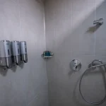 دوش حمام اختصاصی اتاق هتل د نوا وان با لوازم بهداشتی دیواری