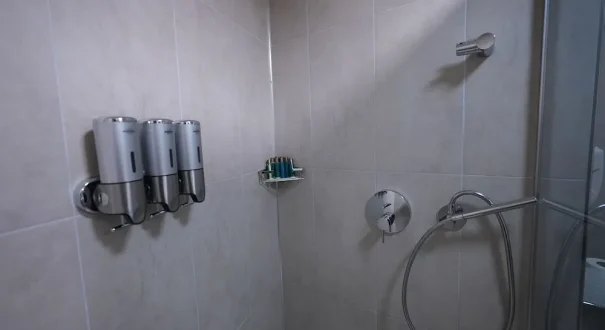 دوش حمام اختصاصی اتاق هتل د نوا وان با لوازم بهداشتی دیواری