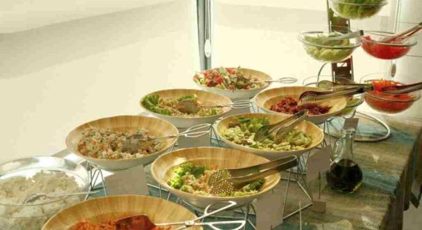 بوفه انواع سالاد و پیش‌غذا در هتل گرندر باتومی