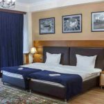 اتاق توئین هتل پلازا ویکتوریا ایروان با دو تخت یک‌نفره