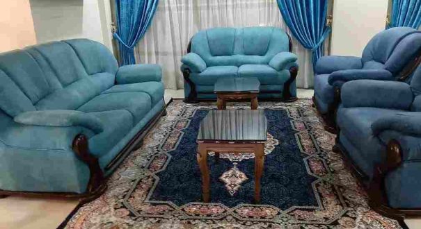 لابی هتل آبشار مشهد با مبلمان آبی و فضای پذیرش