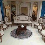 نمایی از سالن نشیمن هتل آبشار مشهد با مبلمان کلاسیک