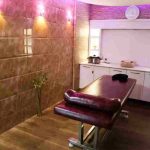 اتاق ماساژ هتل سی نور مشهد با تخت مخصوص و فضای آرام