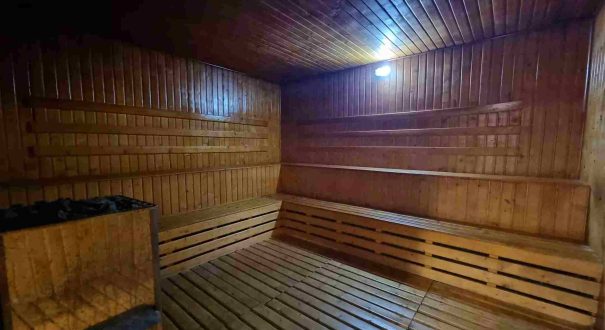 سونای خشک هتل میراژ کیش با فضای چوبی و نیمکت‌های چندطبقه