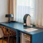 میز کار، دستگاه قهوه و مینی‌بار داخل اتاق هتل سمینال استانبول
