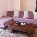 نشیمن سوئیت هتل میراژ کیش با مبل ال و میز پذیرایی