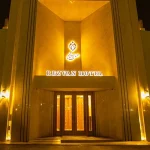 نمای شب ورودی هتل رضوان مشهد با نورپردازی و تابلو هتل