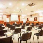 سالن جلسات هتل سمینال استانبول با صندلی و تجهیزات ارائه
