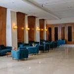 فضای عمومی هتل رضوان مشهد با مبلمان آبی و دکوراسیون چوبی