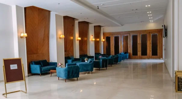 فضای عمومی هتل رضوان مشهد با مبلمان آبی و دکوراسیون چوبی