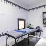 اتاق ماساژ هتل میراژ کیش با تخت مخصوص و فضای آرام