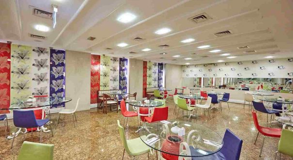فضای رستوران هتل کوناک استانبول با میزهای رنگی و طراحی روشن