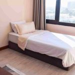 اتاق یک‌تخته هتل میراژ کیش با تخت یک‌نفره و پنجره بزرگ
