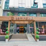 ورودی هتل سمینال استانبول با نمای ساختمان و تابلو Seminal Hotel