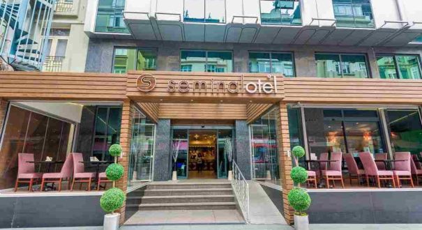 ورودی هتل سمینال استانبول با نمای ساختمان و تابلو Seminal Hotel