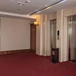 راهروی آسانسور هتل رضوان مشهد با طراحی روشن و دکوراسیون مدرن
