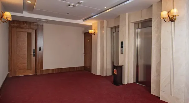 راهروی آسانسور هتل رضوان مشهد با طراحی روشن و دکوراسیون مدرن