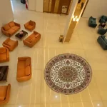 لابی هتل رضوان مشهد با مبلمان نارنجی و سبز و فرش ایرانی