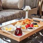صبحانه ترکی هتل کوناک استانبول با چای، پنیر، زیتون، تخم‌مرغ و سبزیجات