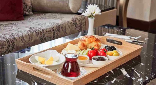 صبحانه ترکی هتل کوناک استانبول با چای، پنیر، زیتون، تخم‌مرغ و سبزیجات