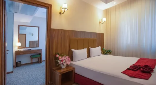 اتاق یک‌تخته دو نفره هتل رضوان مشهد با تخت دونفره و میز آرایش